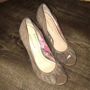 BCBG wedge size 7